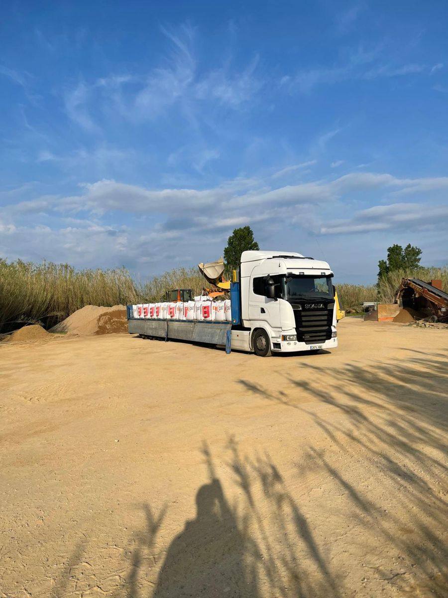 Camión plataforma de Miravent cargado con big bags
