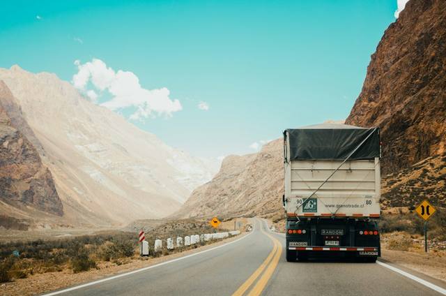 Camión de carga completa en carretera