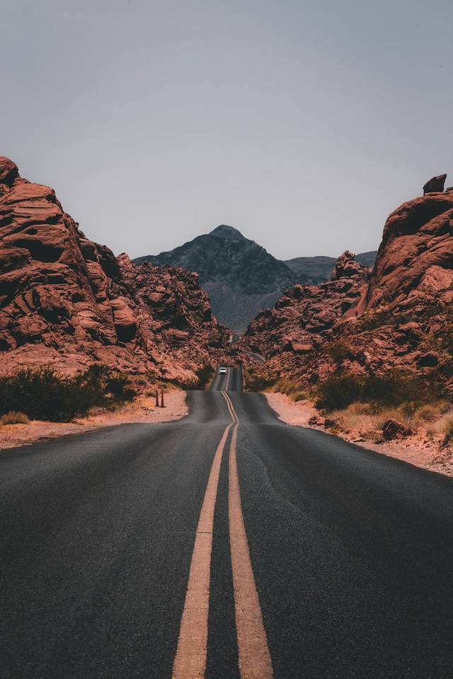 Carretera nacional entre montañas